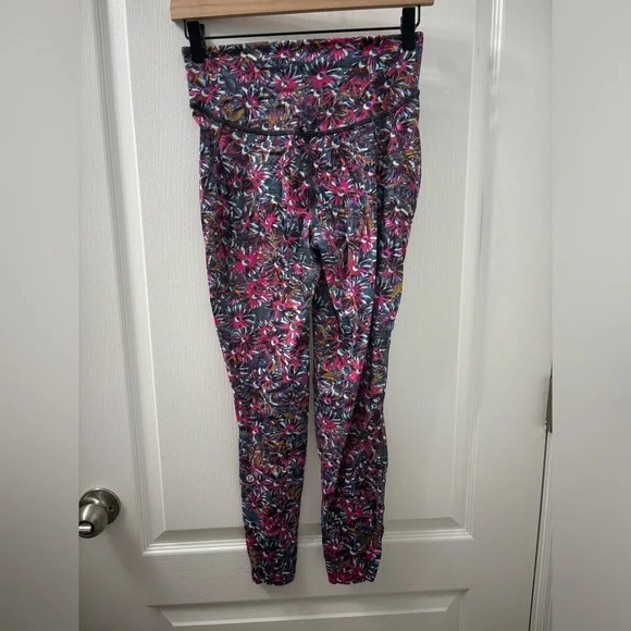 Lululemon Base Pace HR High Rise Tight 25” and Sports Bra Floral -  Size 6 - Picture 9 of 12